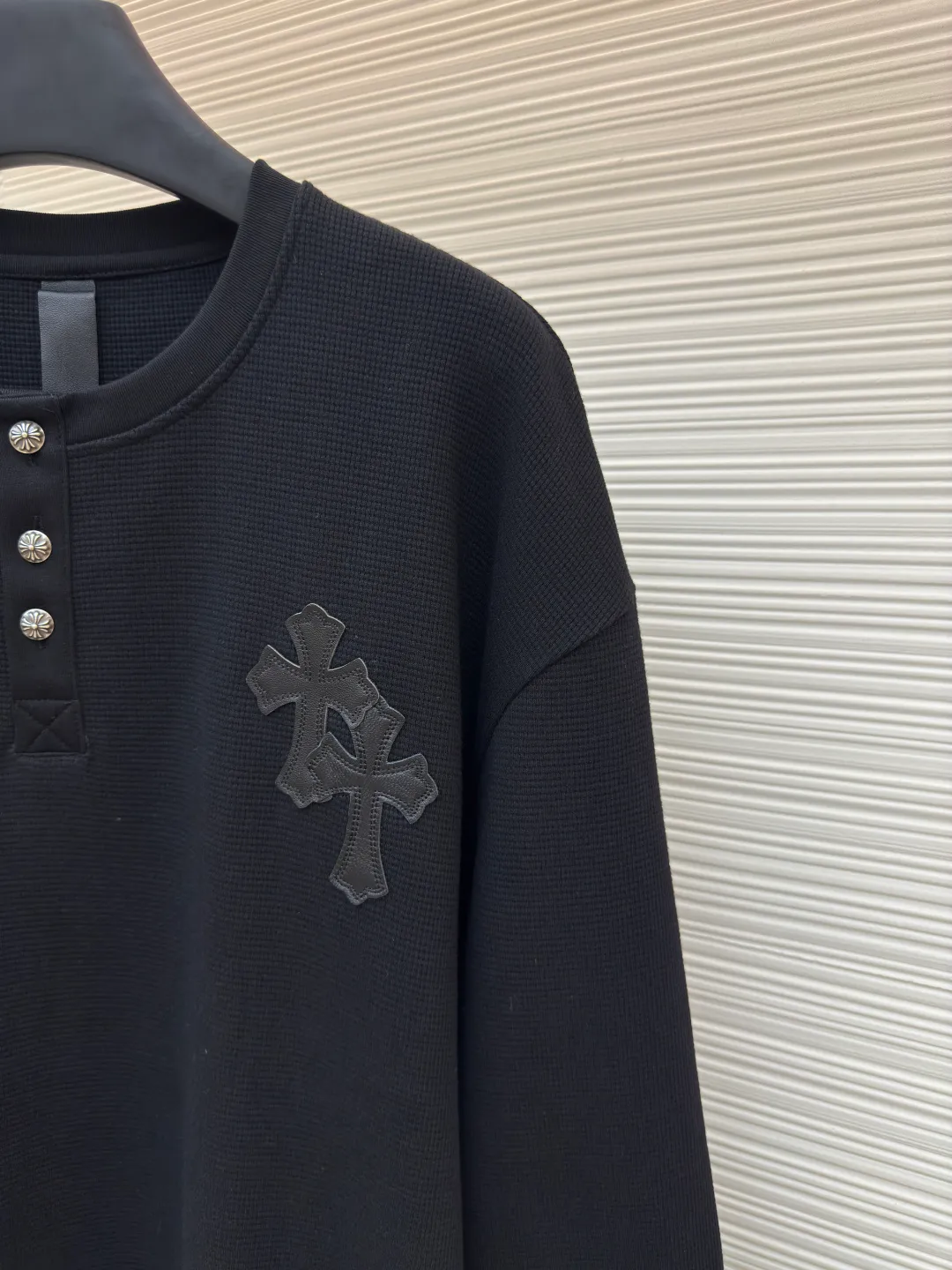 Chrome Hearts patchwork leather Henry collar waffle sweatshirt ●Original version: Purchased and developed for 17500 ●Item number: 1680092-A50 ●Fabric: waffle fabric ●Technology: Positioning cutting machine ●Version: fitted version ●Weight: about 520 grams ●Size: S-M-L-XL ●Description: The fabric is made of 350g cotton waffle double-layer material before washing (distinguish between low-gram weight cutting corners and non-pure cotton market goods) The silver buckles and scrolls are made of antique bronze and real silver (the materials used have reached 300+ quality on the market). The leather labels are still made of genuine imported lambskin. The most important thing is the hand-sewn leather (it involves high costs when it comes to manual work). A lot of effort has been put into the fabric, hardware and craftsmanship. The top quality in the market and the industry benchmark are only owned by a few people. The overall wiring is straight and delicate, the fabric is comfortable and soft, and the color is consistent without color difference. It can be matched with the same style to create a fashionable look and control various occasions. Customized accessories, complete with three standards, same style for men and women!